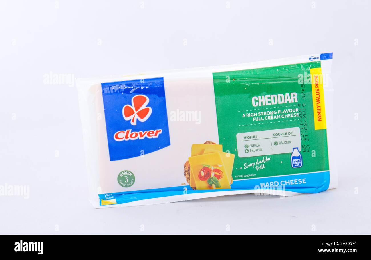 Alberton, Südafrika - ein Paket von Clover cheddar Hartkäse auf einen klaren Hintergrund Bild mit Kopie Raum im Querformat isoliert Stockfoto