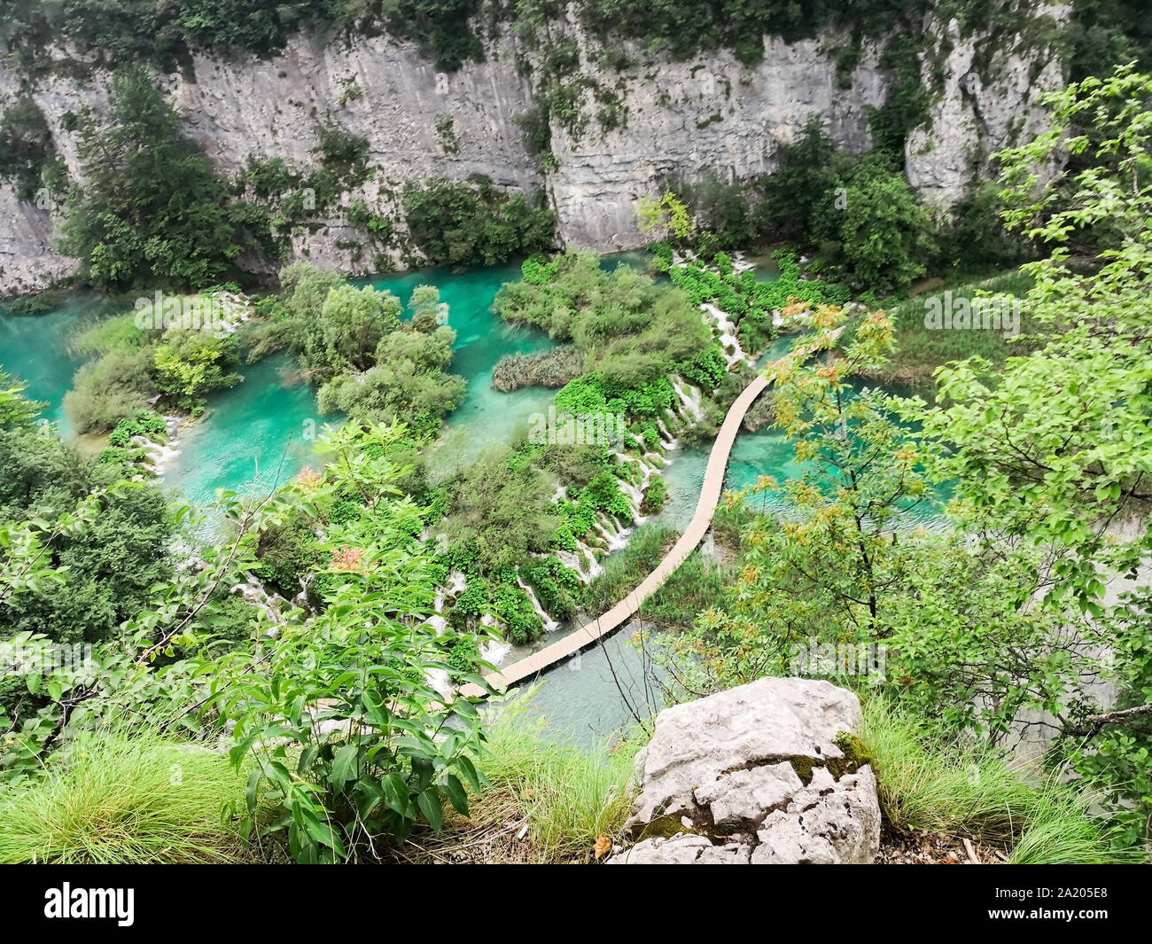 Eine Antenne und einen Panoramablick auf die vie des hölzernen Gehweg zwischen den bunten Seen von Kroatien Stockfoto