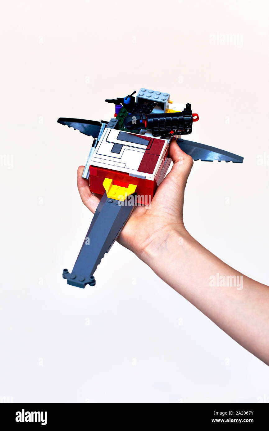 Junge Holding sein Lego Raumschiff Erstellung Stockfoto