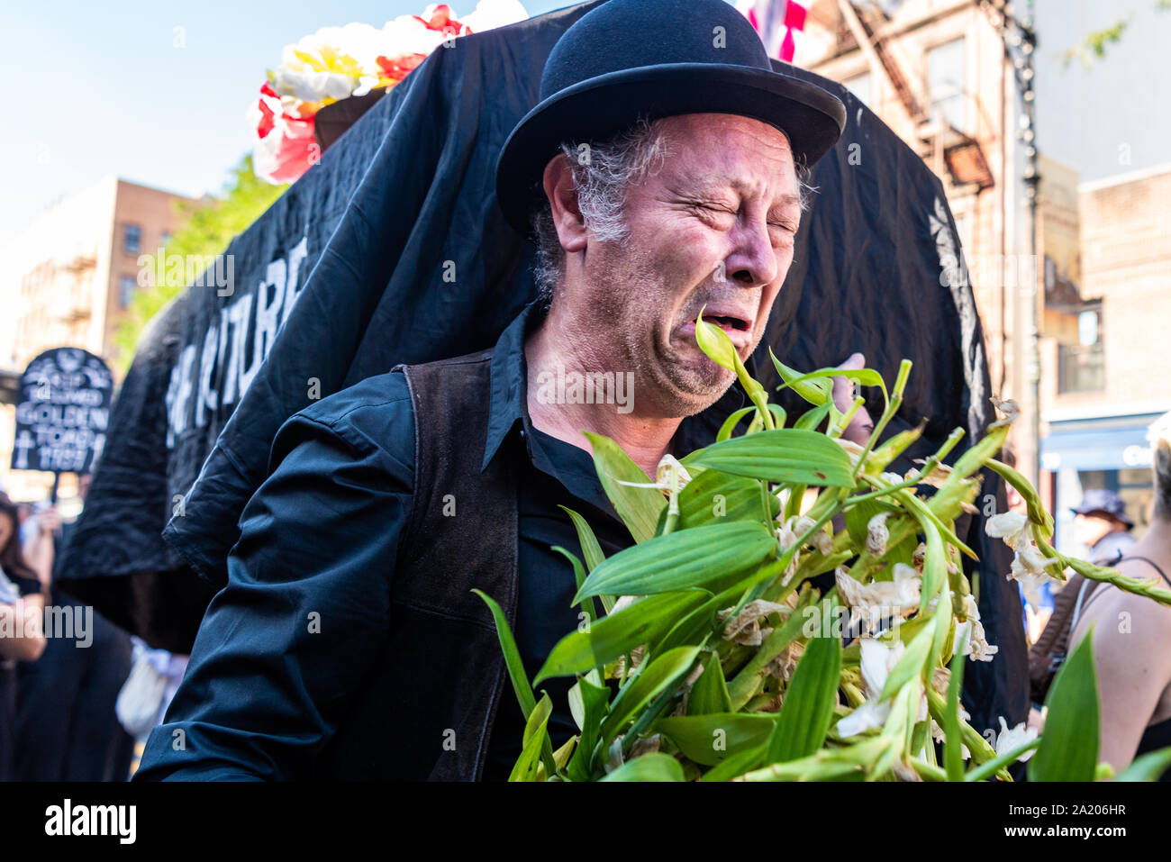 Brooklyn, Vereinigte Staaten. 29 Sep, 2019. Aussterben Rebellion Park Slope hält einen Stil von New Orleans Beerdigung Prozessionen mit Musikern und pallbearers Särge tragen Sie die Länge der Atlantic Antic Street Fair in Brooklyn, New York am Sonntag, den 29. September 2019. (Foto von Gabriele Holtermann-Gorden/Pacific Press) Quelle: Pacific Press Agency/Alamy leben Nachrichten Stockfoto