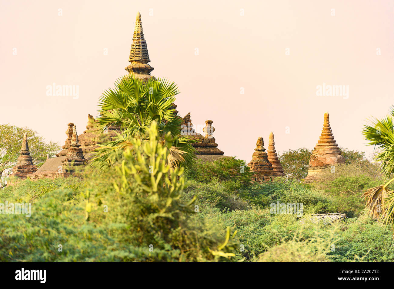 Atemberaubende Aussicht auf die schöne Bagan antike Stadt (ehemals Heidnischen) während des Sonnenuntergangs. Die Bagan archäologische Zone ist ein Hauptanziehungspunkt in Myanmar. Stockfoto