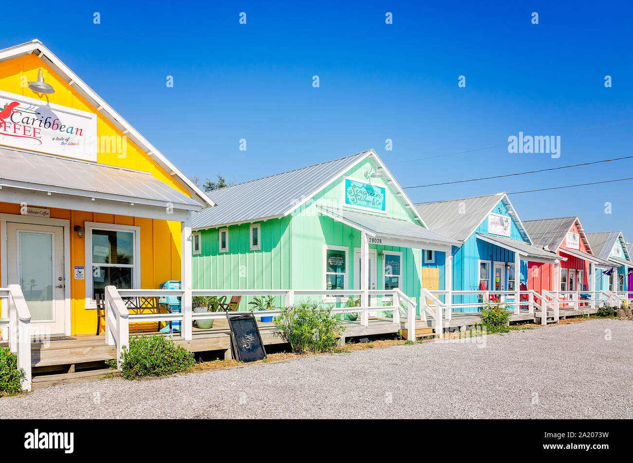 Bunte Beach cottages dienen als malerischen Geschäften entlang der Autobahn 98, Sept. 24, 2019, in Mexiko Strand, Florida. Der Bereich wurde durch den Hurrikan himpacted Michael. Stockfoto