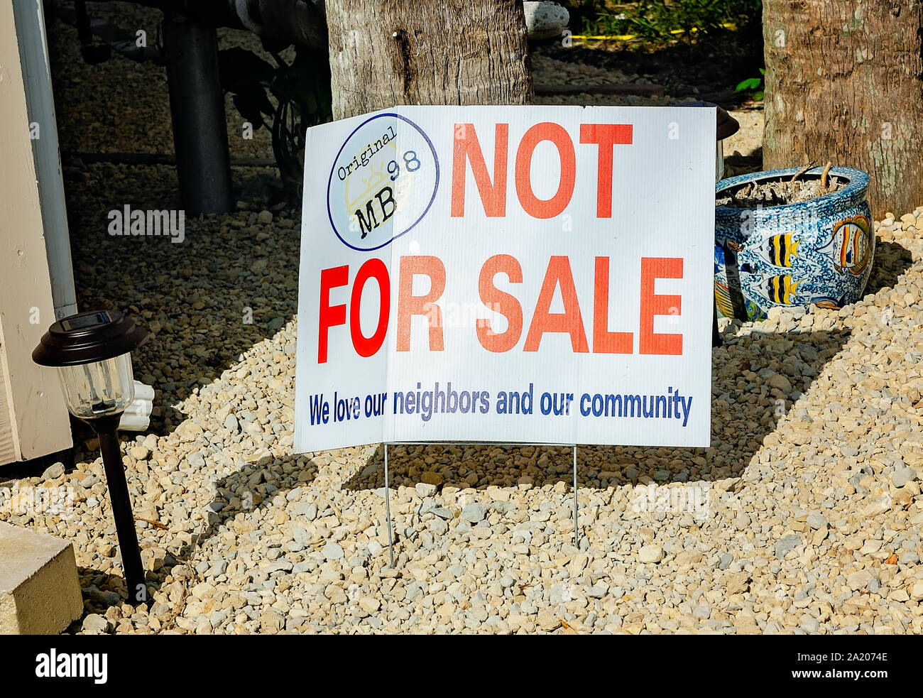 Ein "Nicht zu verkaufen"-Schild steht außerhalb einer Eigentumswohnung, Sept. 27, 2019, in Mexiko Strand, Florida. Fast die Hälfte der Häuser wurden durch den Hurrikan Michael beschädigt. Stockfoto