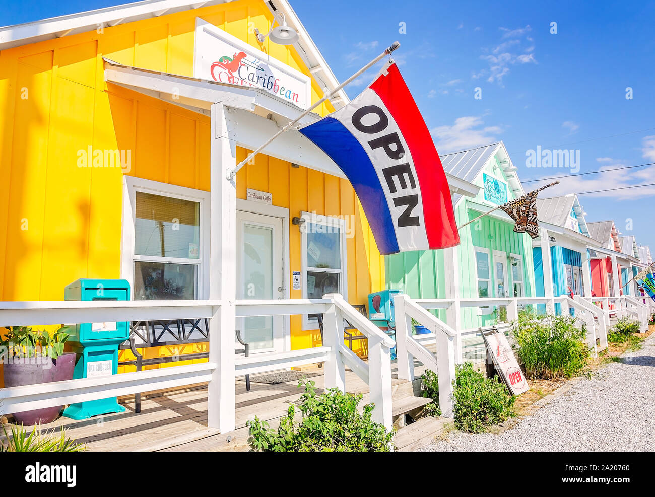 Bunte Beach cottages dienen als malerischen Geschäften entlang der Autobahn 98, Sept. 24, 2019, in Mexiko Strand, Florida. Stockfoto