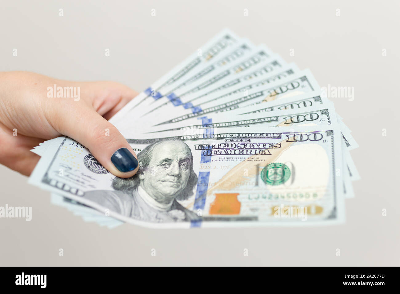 Hand mit Bargeld Euro-Banknoten von Hundert neue us-dollar Bezahlen von Rechnungen, Zahlungen oder Bestechungsgelder, Gehalt Stockfoto