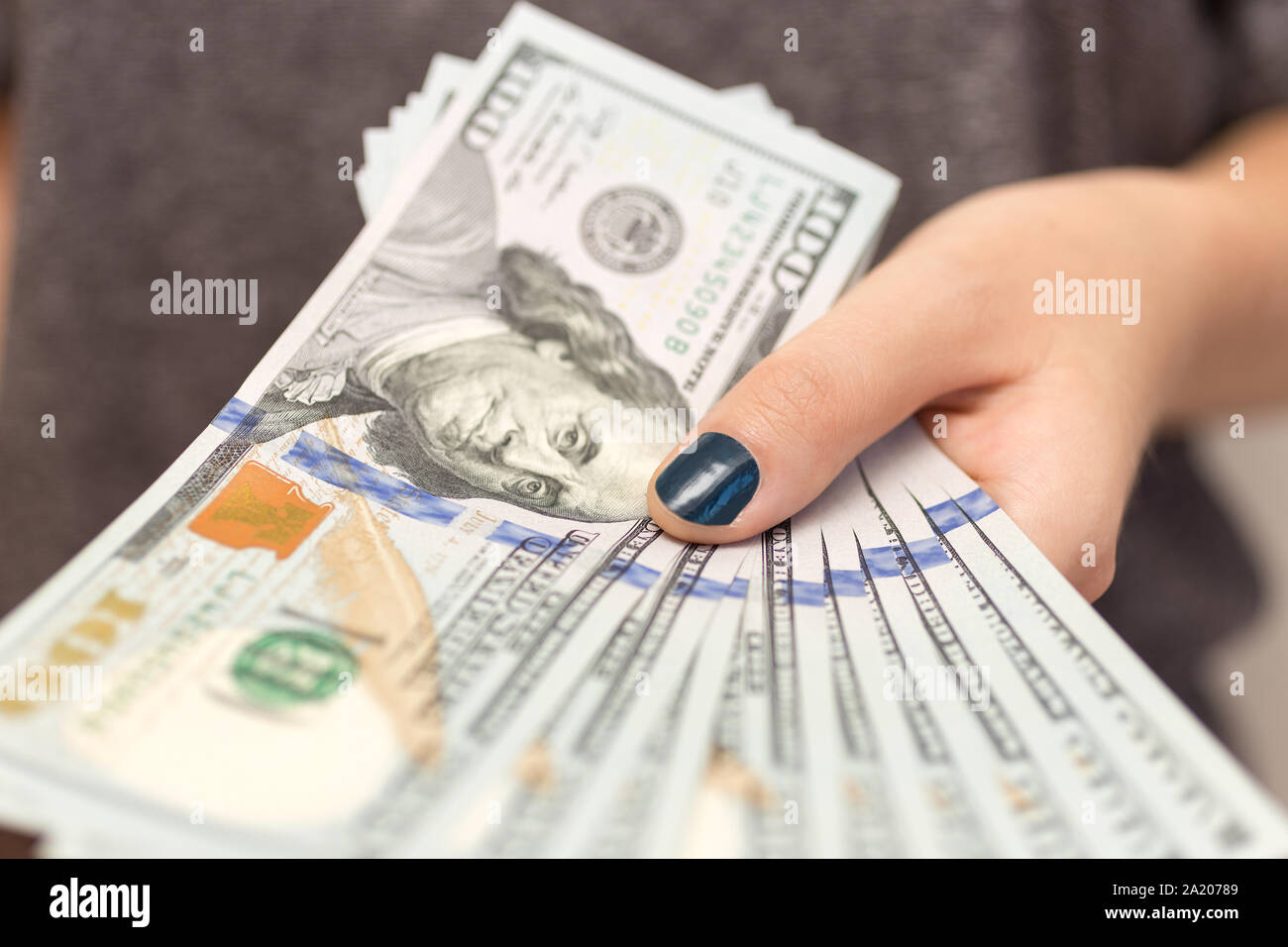 Hand mit Bargeld Euro-Banknoten von Hundert neue us-dollar Bezahlen von Rechnungen, Zahlungen oder Bestechungsgelder, Gehalt, Nahaufnahme Stockfoto