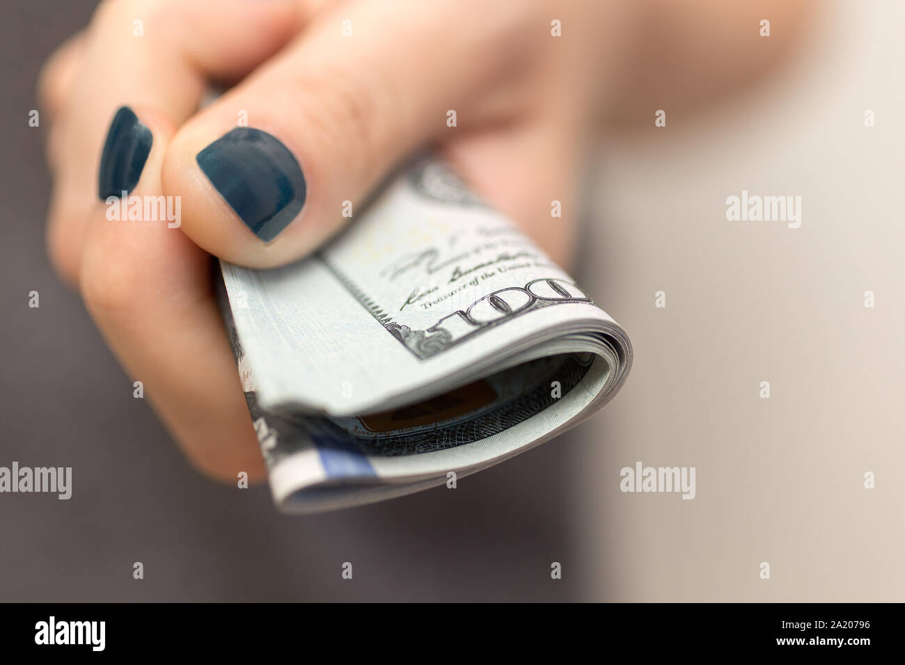 Hand gefaltet Bargeld Euro-Banknoten von Hundert neue us-dollar Bezahlen von Rechnungen, Zahlungen oder Bestechungsgelder, Gehalt, Nahaufnahme Stockfoto