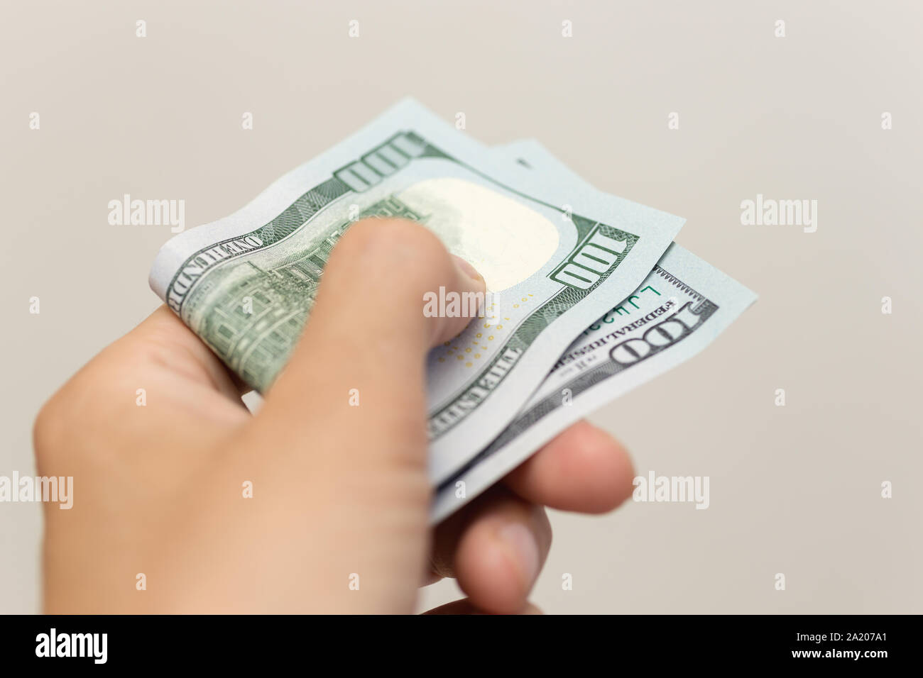 Hand, cash Banknote von Hundert neue us-dollar Bezahlen von Rechnungen, Zahlungen oder Bestechungsgelder, Gehalt Stockfoto
