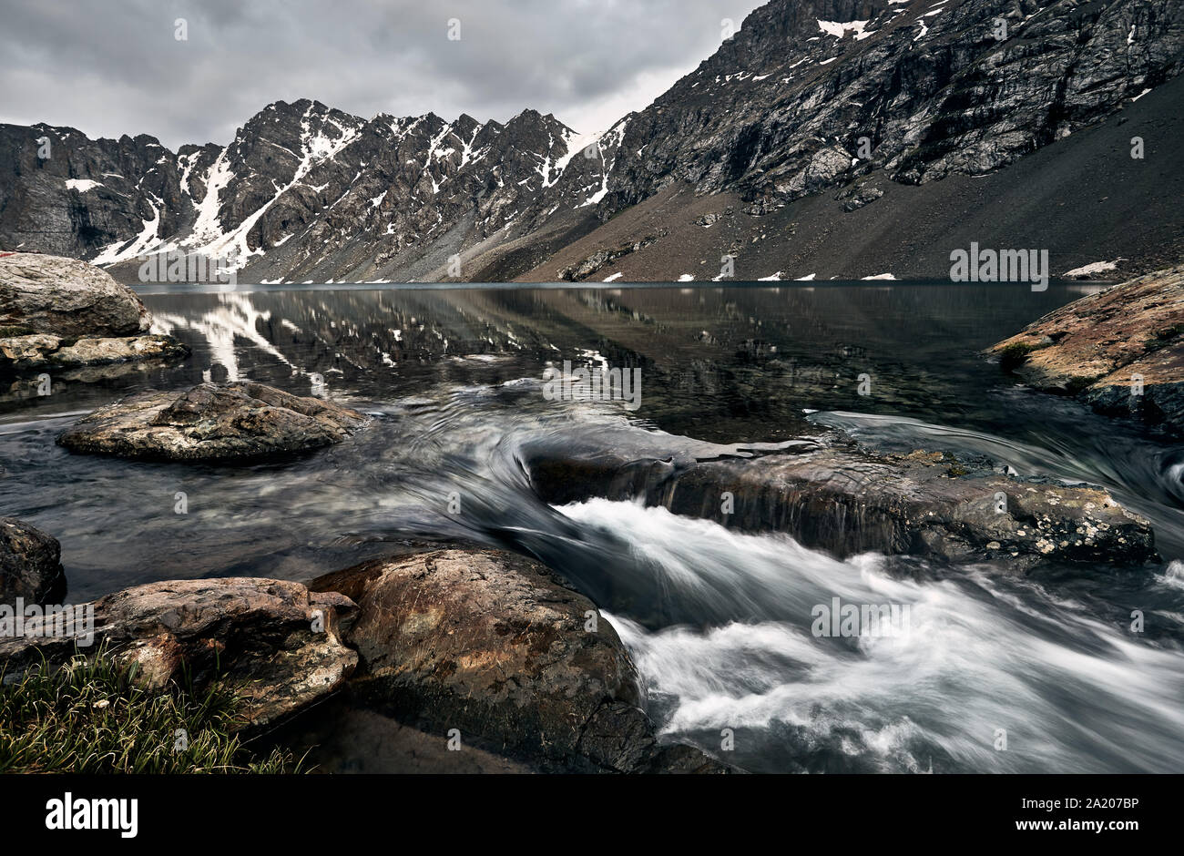Schöne Landschaft von Ala-Kul See mit Reflexion des Tien Shan Gebirge in Karakol Nationalpark, Kirgisistan Stockfoto
