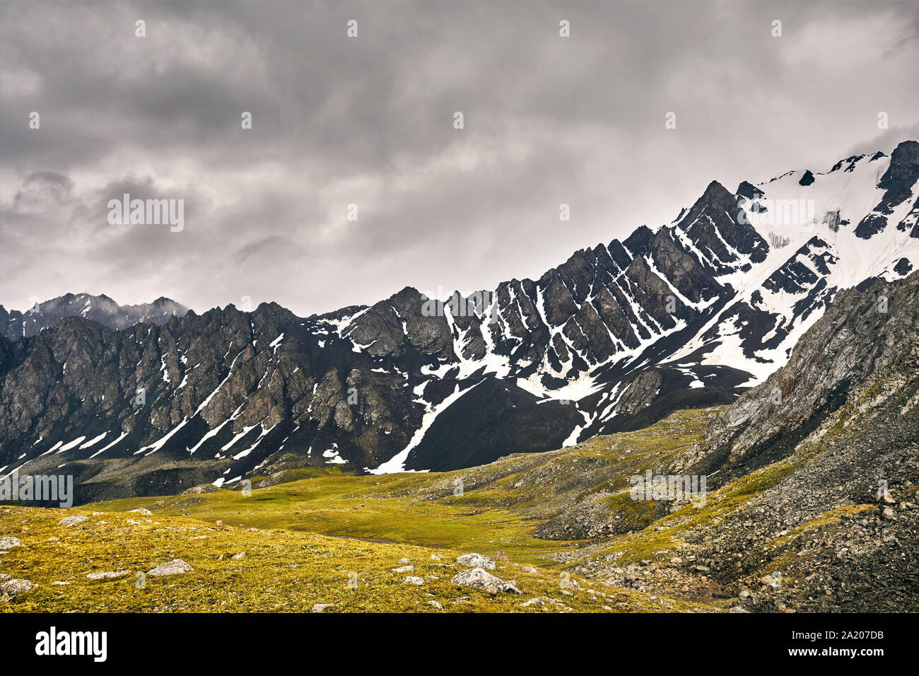 Dramatische Szenerie Rocky Mountains bei bedecktem Himmel in Altyn Arashan George, Kirgisistan Stockfoto
