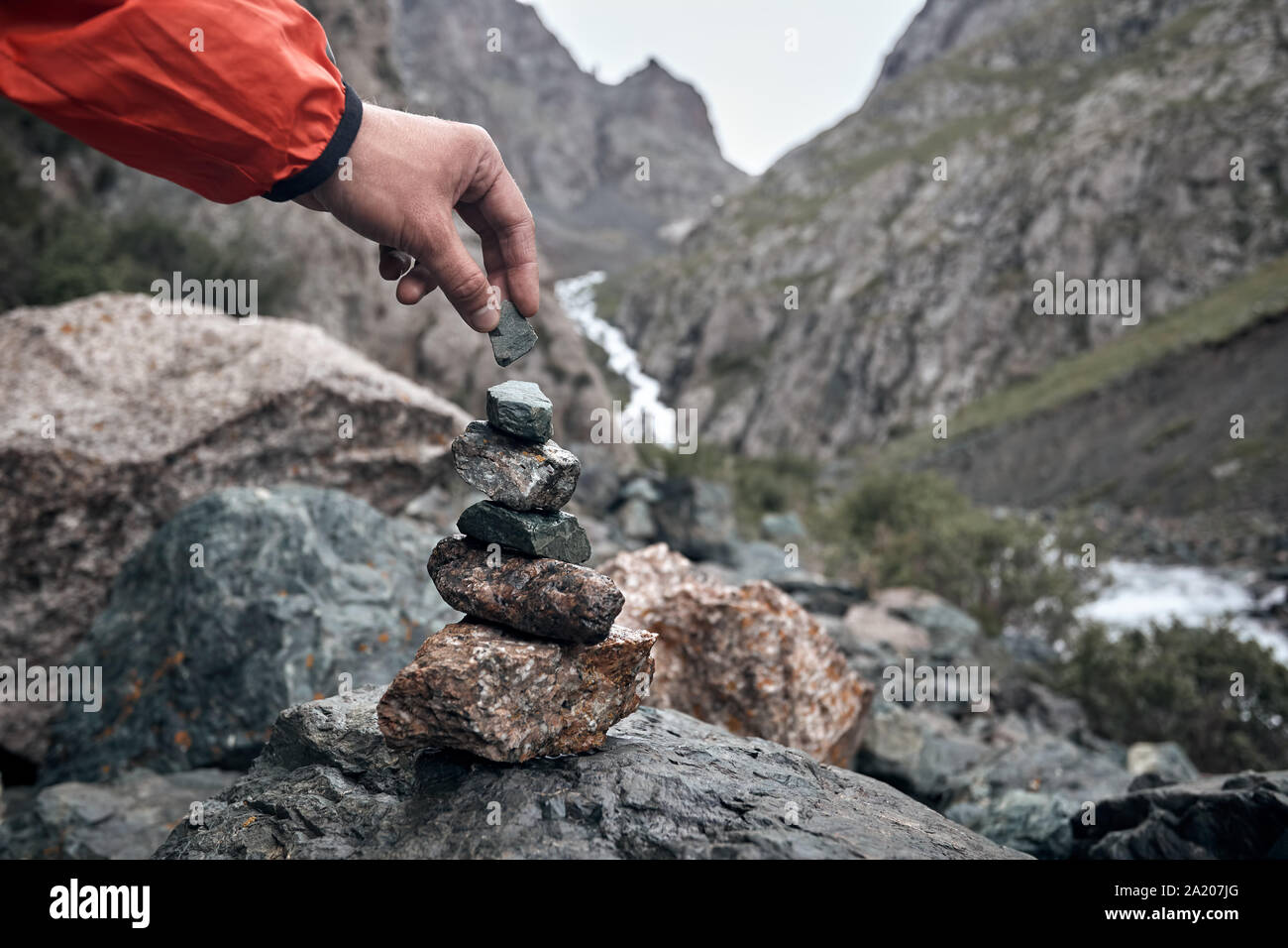 Wanderer, Stein im Stapel während Trekking im Tal von Karakol Nationalpark, Kirgisistan Stockfoto