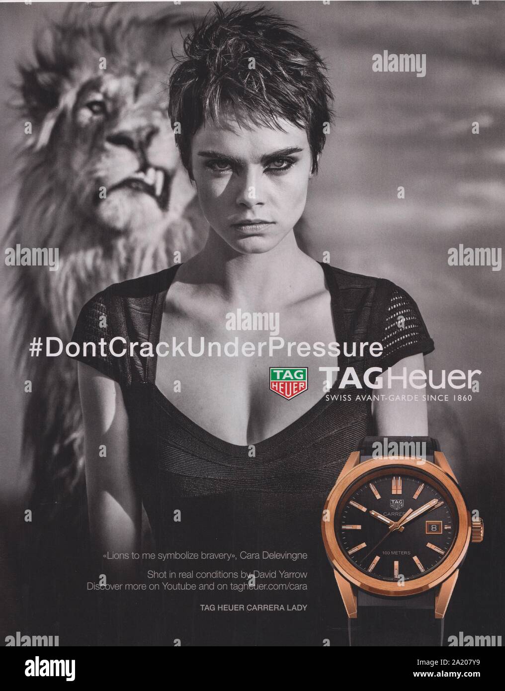 Plakat werbung TAG Heuer Uhren mit Cara Delevingne im Magazin von 2018,  NICHT KNACKEN UNTER PRESSUERE Slogan, Werbung, kreative Werbung  Stockfotografie - Alamy