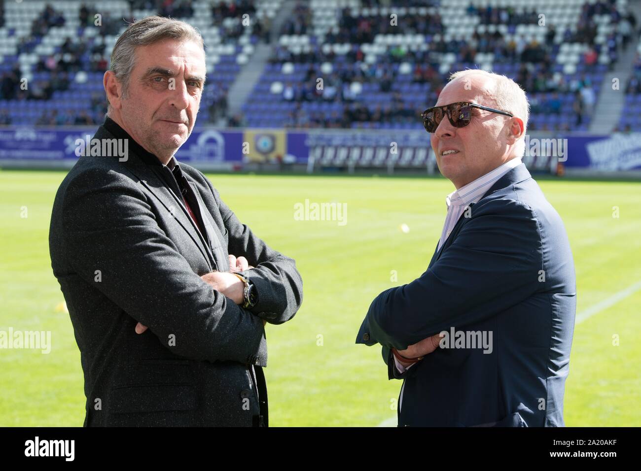 Aue, Deutschland. 29 Sep, 2019. 2. Fussball Bundesliga, Erzgebirge Aue - Dynamo Dresden, 8. Spieltag, in der Sparkassen-Erzgebirgsstadion. Ralf Minge (l), Sportdirektor Dynamo Dresden, und Helge Leonhardt, Club Präsident Erzgebirge Aue, stehen vor dem Spiel im Stadion. Credit: Sebastian Kahnert/dpa-Zentrabild/dpa/Alamy leben Nachrichten Stockfoto