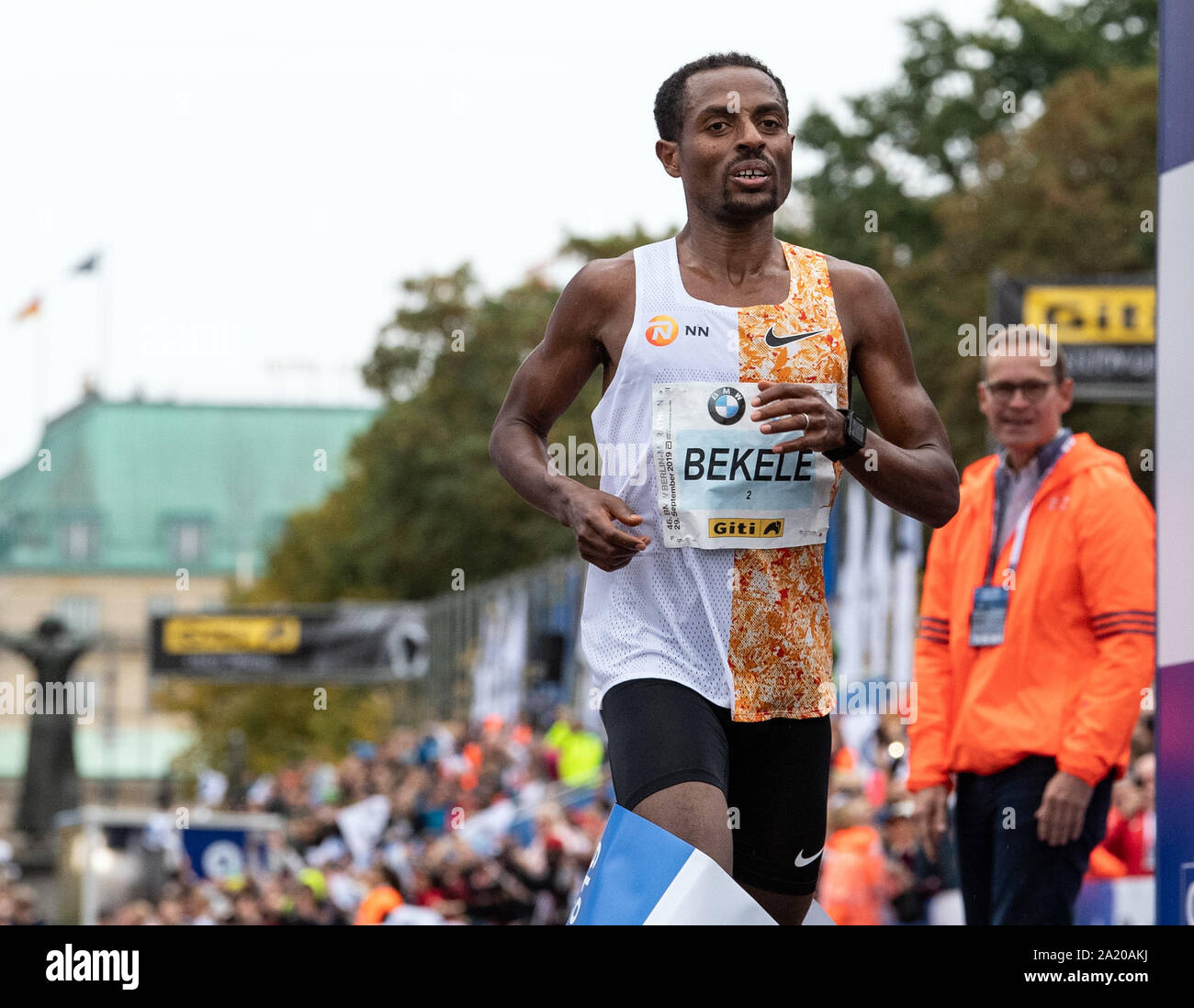 Berlin, Deutschland. 29 Sep, 2019. Kenenisa Bekele, Äthiopien, beendete zuerst in die BMW Berlin Marathon nach 2:01:41 Stunden. Michael Müller (SPD), regierender Bürgermeister von Berlin, hatten die Ziellinie auf der rechten Seite der Ziellinie statt. Credit: Soeren Stache/dpa-Zentralbild/dpa/Alamy leben Nachrichten Stockfoto