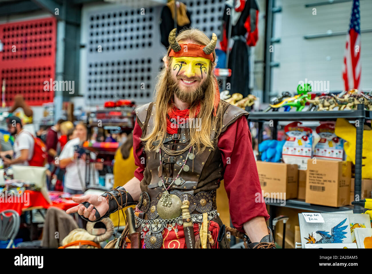 Ein Spielzeug stall Anbieter verkleidet als Fantasy Charakter bei der jährlichen Nor-Con Film und Comic Convention Stockfoto