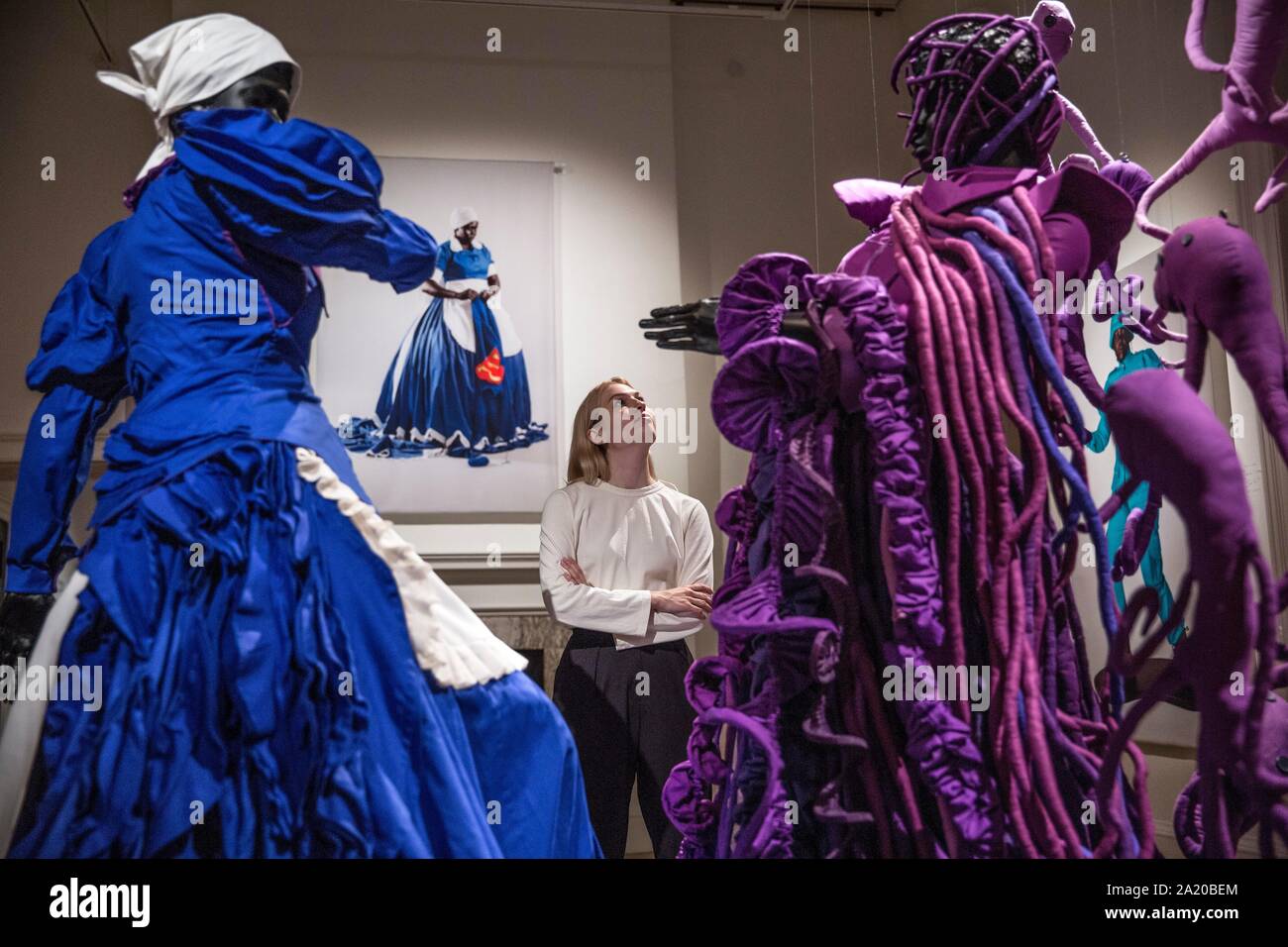 London, Großbritannien. 29. September 2019. Foto: JEFF GILBERT, 29. September 2019 Somerset House, London, UK Bild zeigt", eine umgekehrte Retrogress, Szene 1, '2013 Teil der führenden zeitgenössischen südafrikanischen Künstlerin Maria Sibande der erste UK solo Ausstellung', kam in die Sackgasse", ausgestellt im Somerset House zwischen 3. Oktober - 5. Januar 2020. Foto: JEFF GILBERT, 29. September 2019 Somerset House, London, Großbritannien Stockfoto