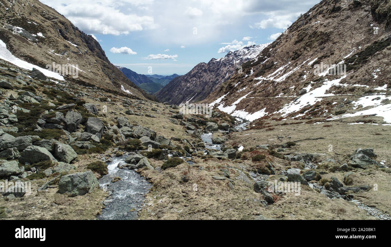 Alpine Valley im Frühjahr. Luftaufnahme mit Drone. Panorama von Verbania, Piemont, Italien. Stockfoto