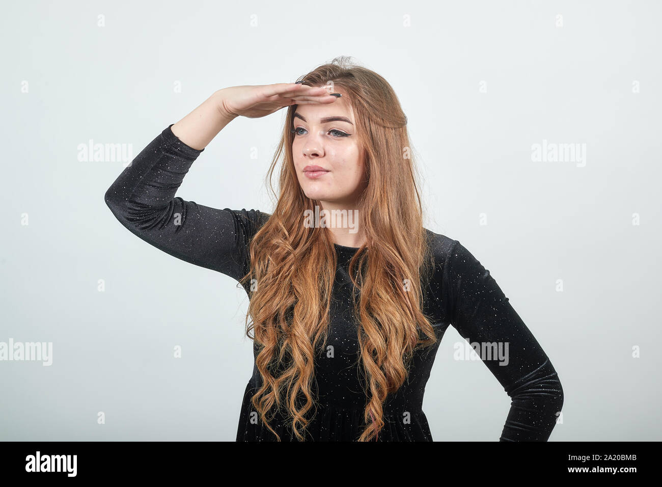 Mädchen braun in schwarzen Haaren über isoliert weißer Hintergrund zeigt Emotionen Stockfoto