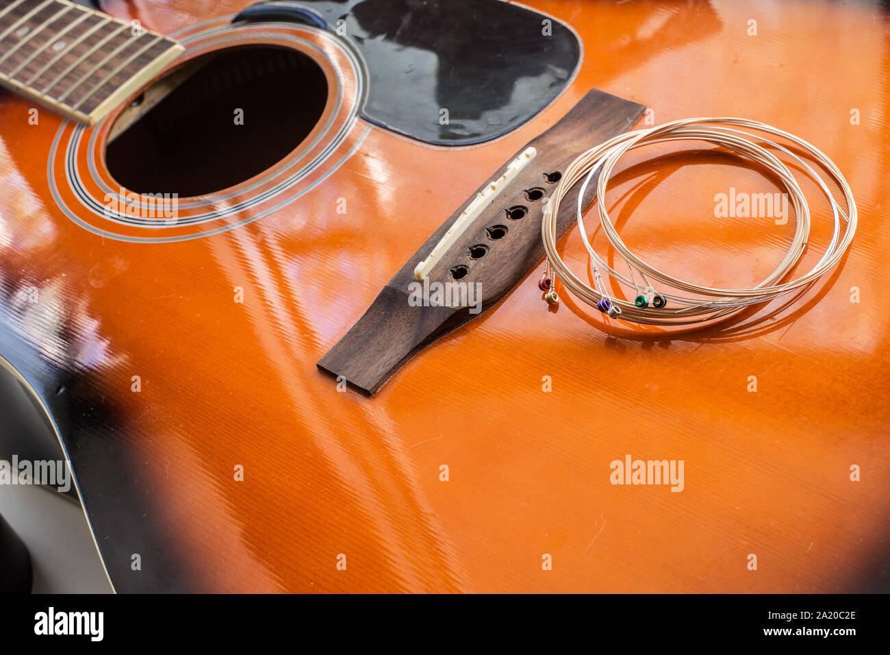 Neue Saiten auf der akustischen Gitarre bereit für Austausch Stockfoto