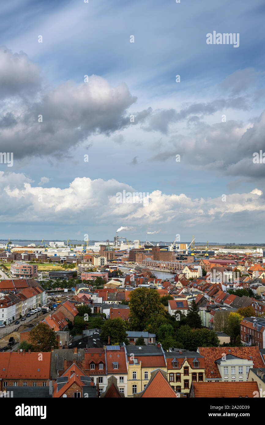 Wismar Stadtbild von oben mit Altstadt und Hafen Industrie an der Ostsee, Antenne hohen Winkel, von der Oberseite des st. georgen Kirche, bl Stockfoto