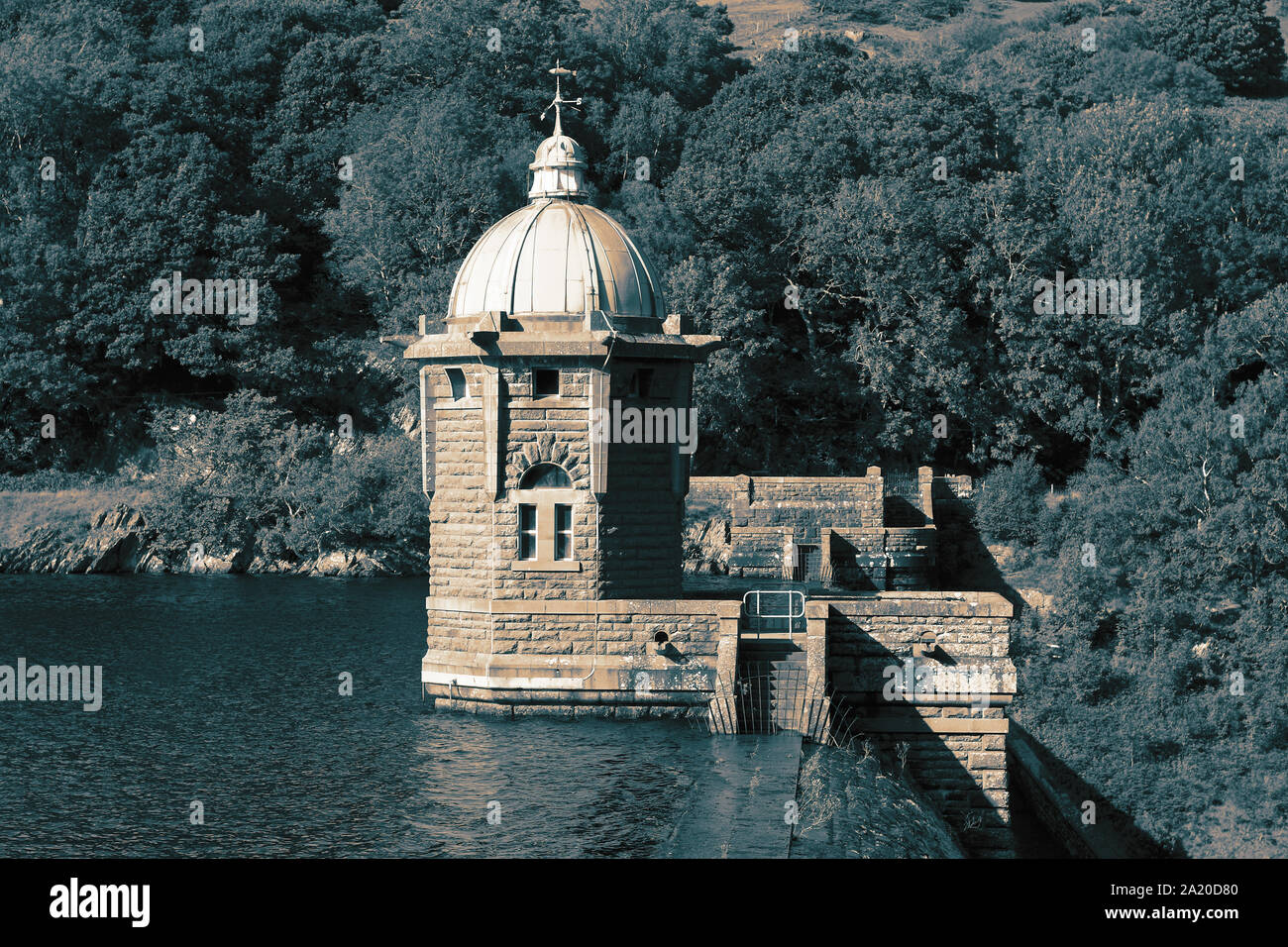 Turm an der Elan Valley Dam, in Wales, in dem Behälter wider. Mit Colour toning Stockfoto