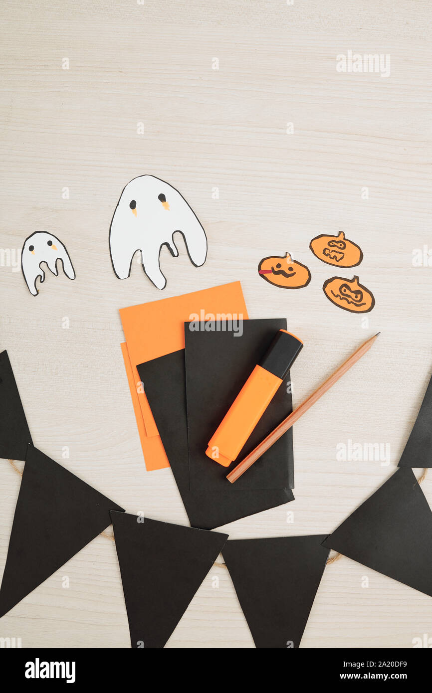 Nett und lustig Papier Geister und Kürbisse, schwarz, Girlanden und bunten Papier für Halloween Party, Ansicht von oben Stockfoto