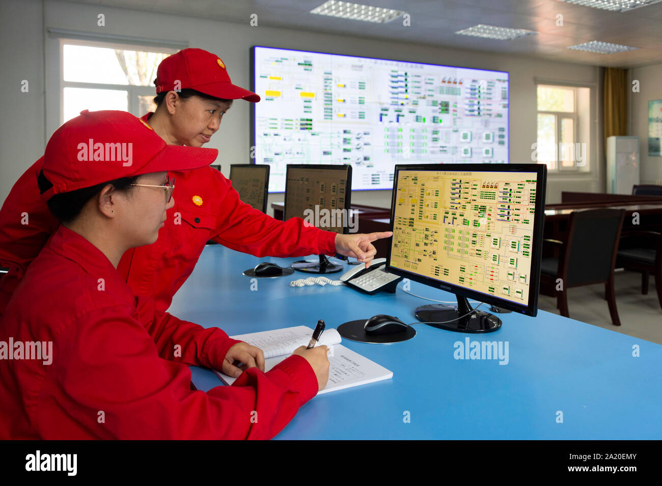 (190930) - DAQING, Sept. 30, 2019 (Xinhua) - Mitarbeiter arbeiten in Daqing Oilfield in Daqing im Nordosten der chinesischen Provinz Heilongjiang, Sept. 28, 2019. Daqing Oilfield, Sept. 26, 1959 entdeckt, ist das größte ölfeld von PetroChina und auch das größte Öl Produktionsbasis. Das Ölfeld, einmal die über die Hälfte des Chinesischen insgesamt ausgegeben, Rohöl Rohöl hatte eine jährliche Produktion von über 50 Millionen Tonnen für 27 Jahre und mehr als 40 Millionen Tonnen für 12 gerade Jahre. Seine jährliche Rohöl und Gas Ausgang bleibt immer noch über 40 Millionen Tonnen Rohöleinheiten, Stockfoto