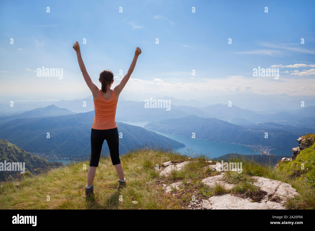 Glückliche Frau am Berg Stockfoto