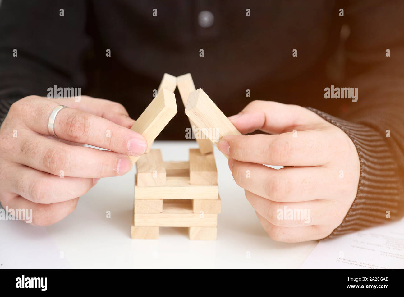 Bild des Menschen spielen Spiel. auf weißem Hintergrund. Stockfoto