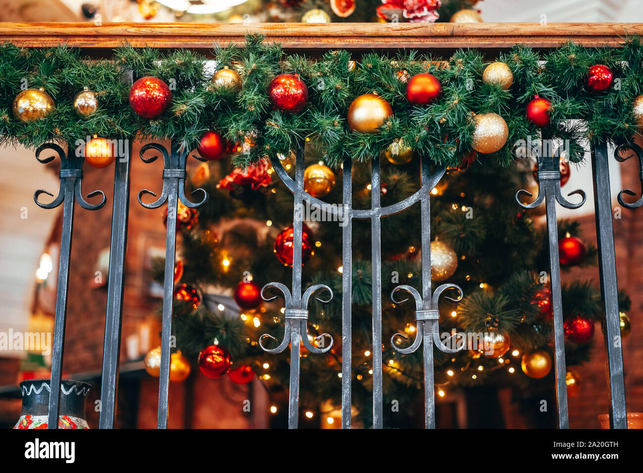 Weihnachtsdekoration liegt auf der geschmiedete Geländer. Stockfoto