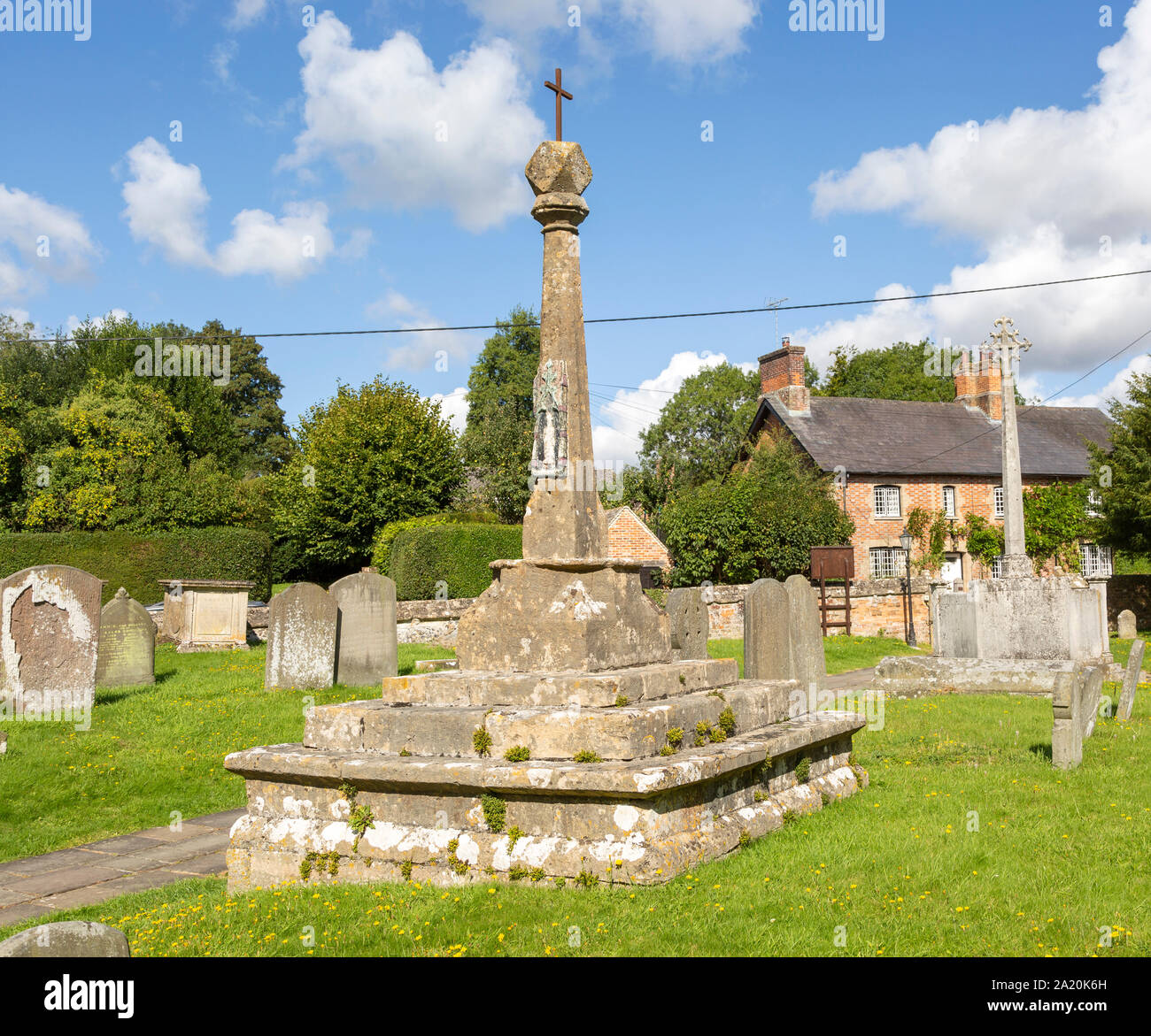Mittelalterliche predigt Kreuz, Great Bedwyn Kirchhof, Wiltshire, England, Großbritannien Stockfoto