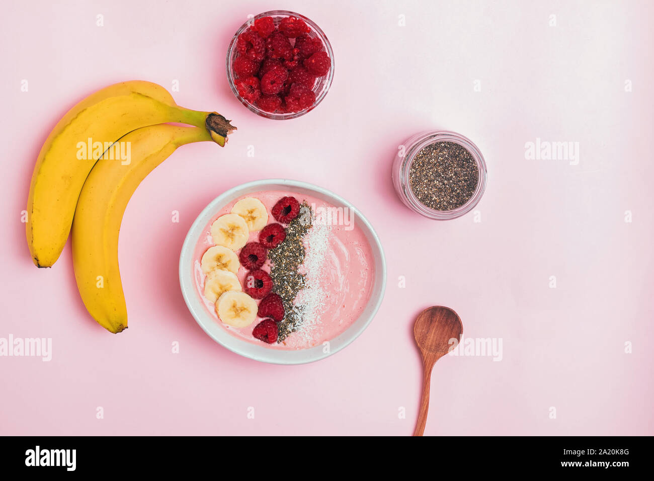 Smoothie Schüssel mit Bananen und raspberies auf rosa Hintergrund Stockfoto