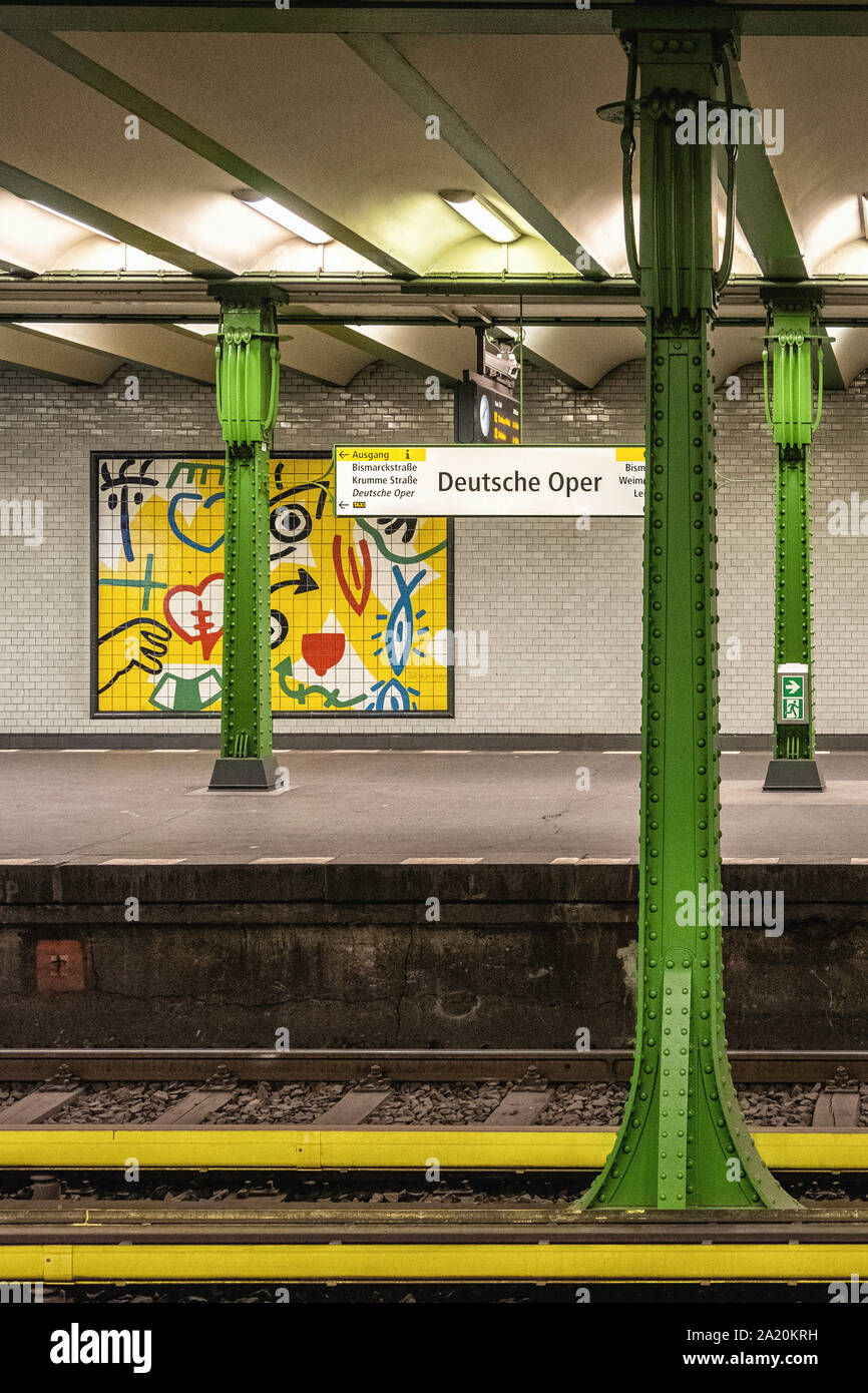 Deutsche Oper U-Bahn U-Bahn station Innere von Architekt Alfred Grenander - Charlottenburg, Berlin Stockfoto