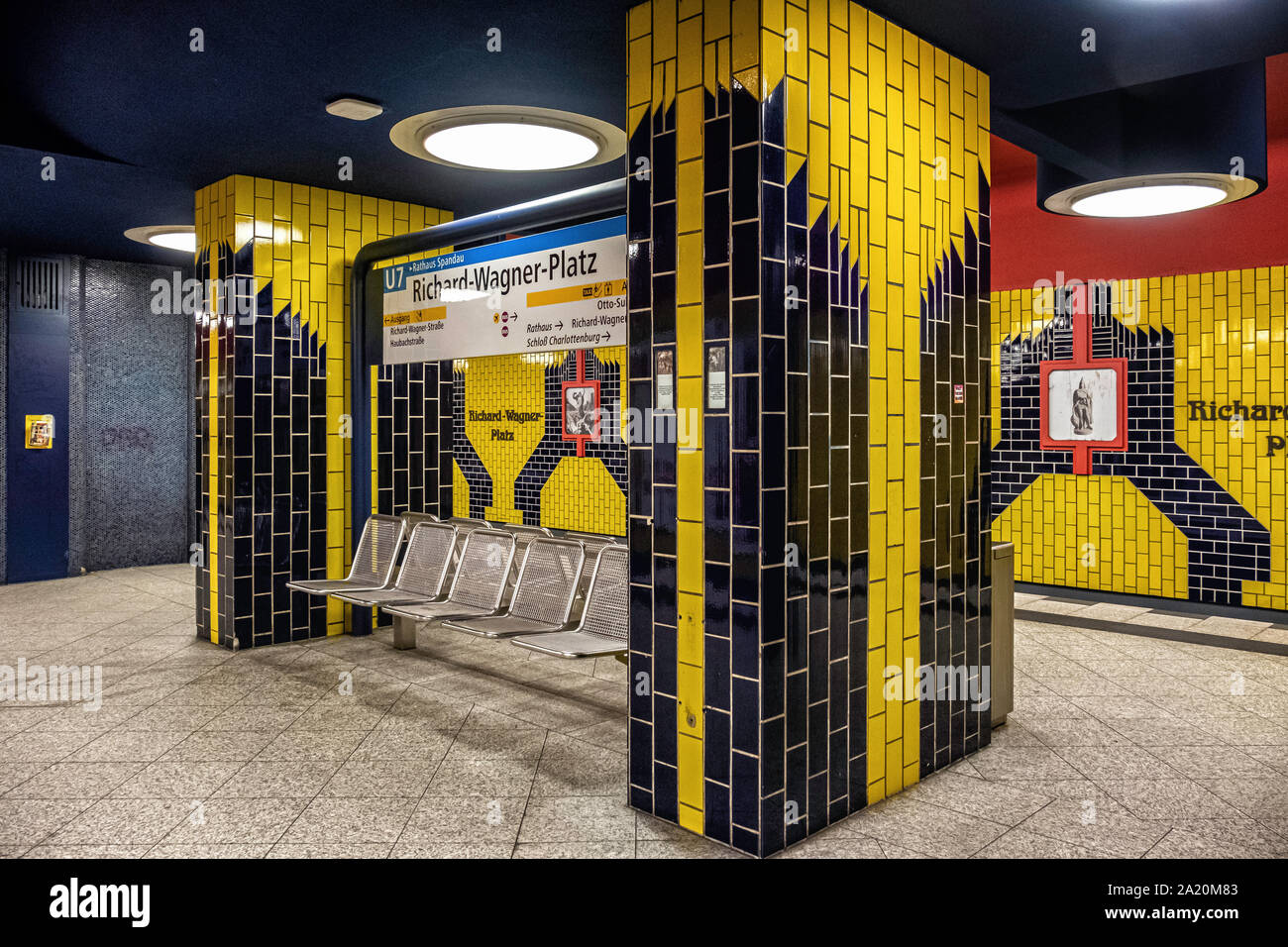 Richard-Wagner-Platz U-Bahn U-Bahnhof der Linie U7 der BVG s-Netzwerk in Charlottenburg, Berlin Stockfoto