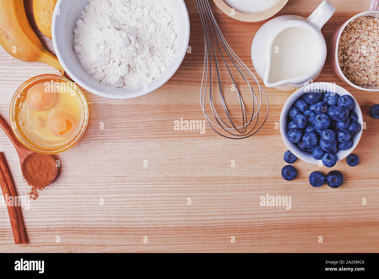 Zutaten für blueberry muffins Vorbereitung auf Holztisch, Ansicht von oben. Stockfoto