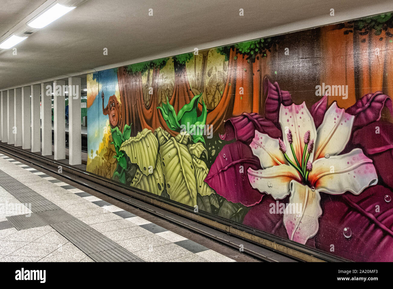 Berlin bismarckstraße U-Bahn U-Bahn Station im Bezirk Charlottenburg dient der U2 und U7. Farbenfrohe natur Artwork Stockfoto