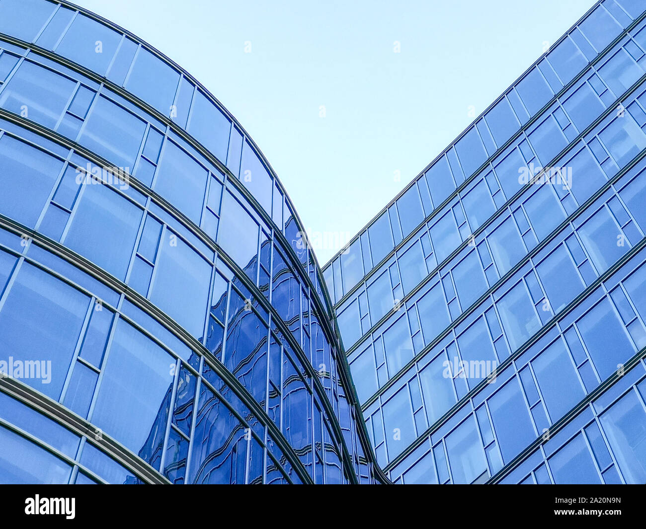 Gebogene Fenster eines kommerziellen Bürogebäude Stockfoto
