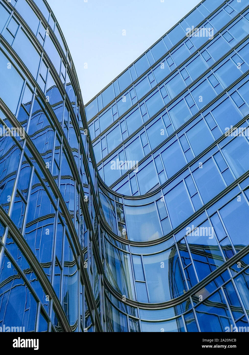 Gebogene Fenster eines kommerziellen Bürogebäude Stockfoto