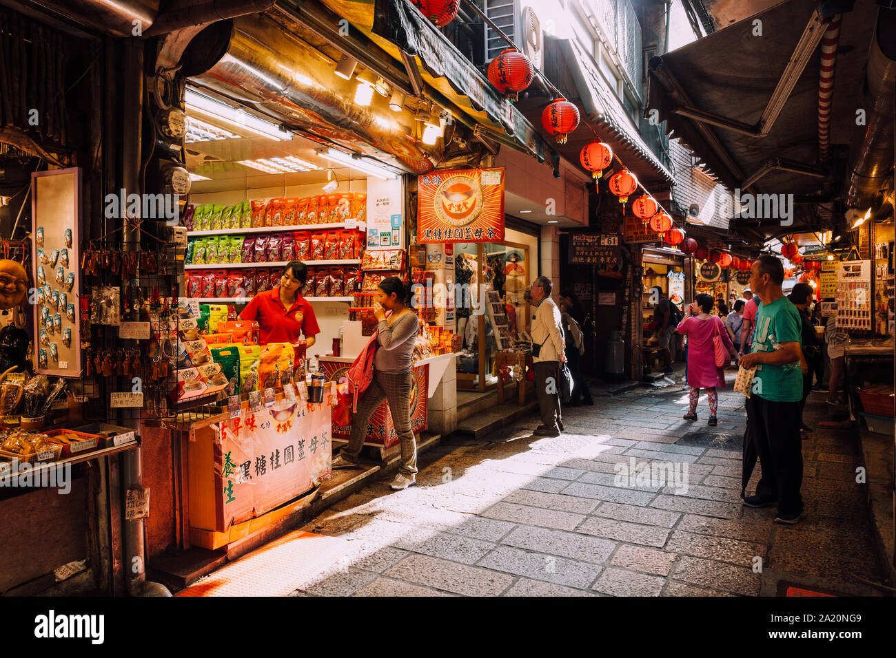 Jiufen, Taiwan - 07. November 2018: eine Frau Geschmack Taiwanesischen Tee auf dem Markt an der alten Straße Jiufen am 7. November 2018 ausgeht, in Jiufen, Taiwan Stockfoto