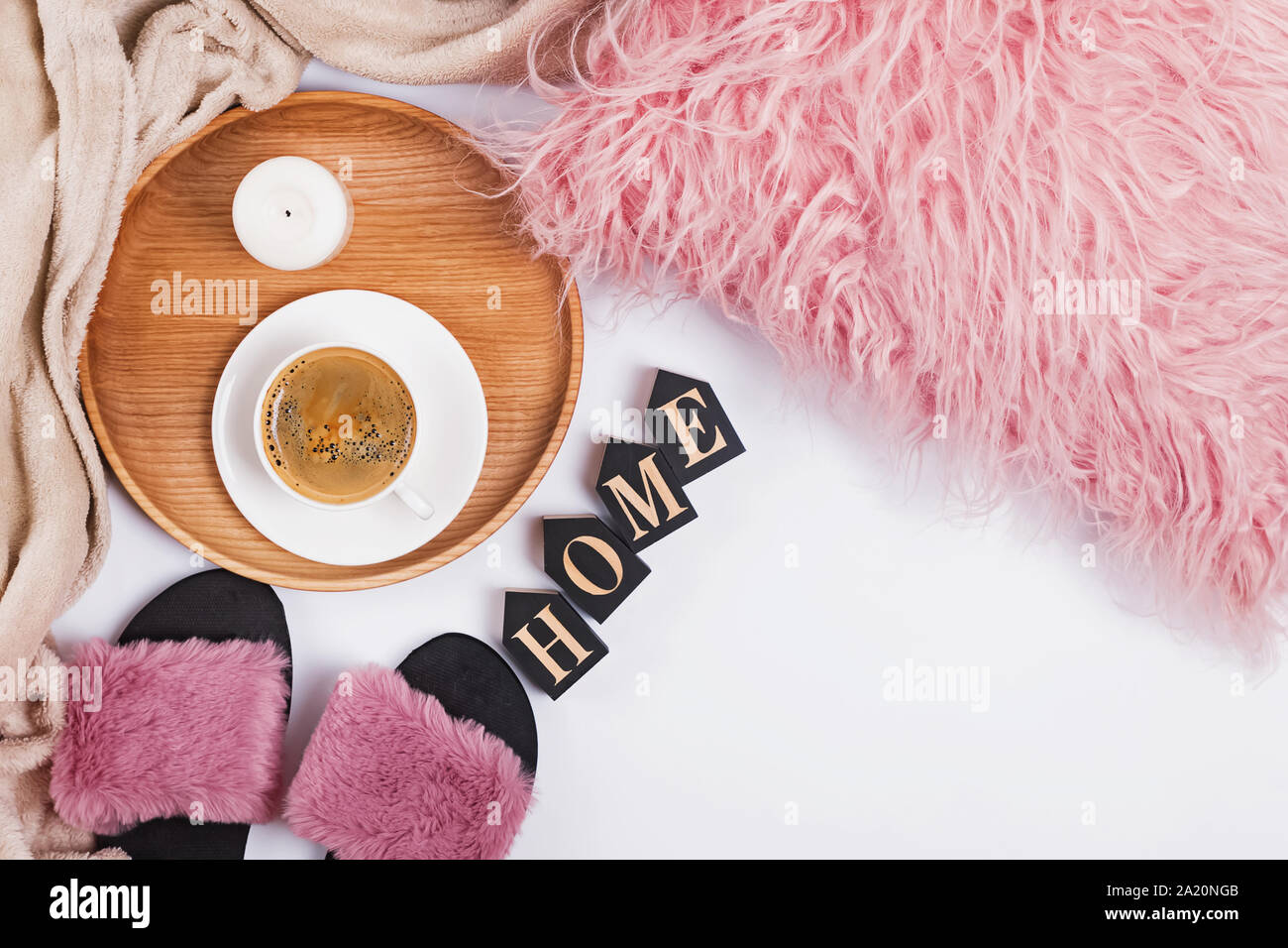 Flauschig Rosa Hausschuhe, Tasse Kaffee und Holz- Briefe nach Hause Stockfoto