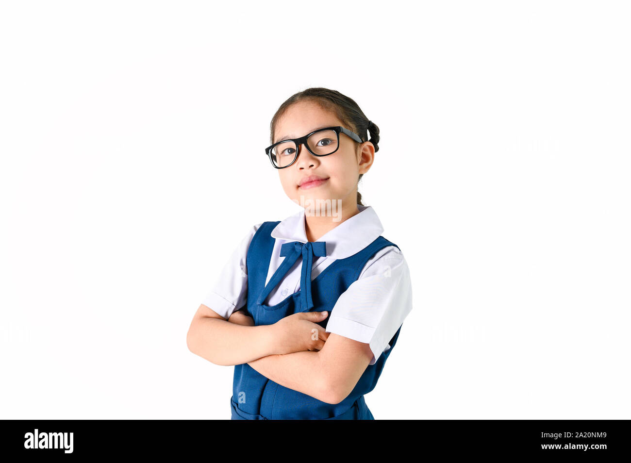 Portrait von lächelnden, kleine Mädchen in Schuluniform auf weißem Hintergrund mit Freistellungspfad isoliert Stockfoto