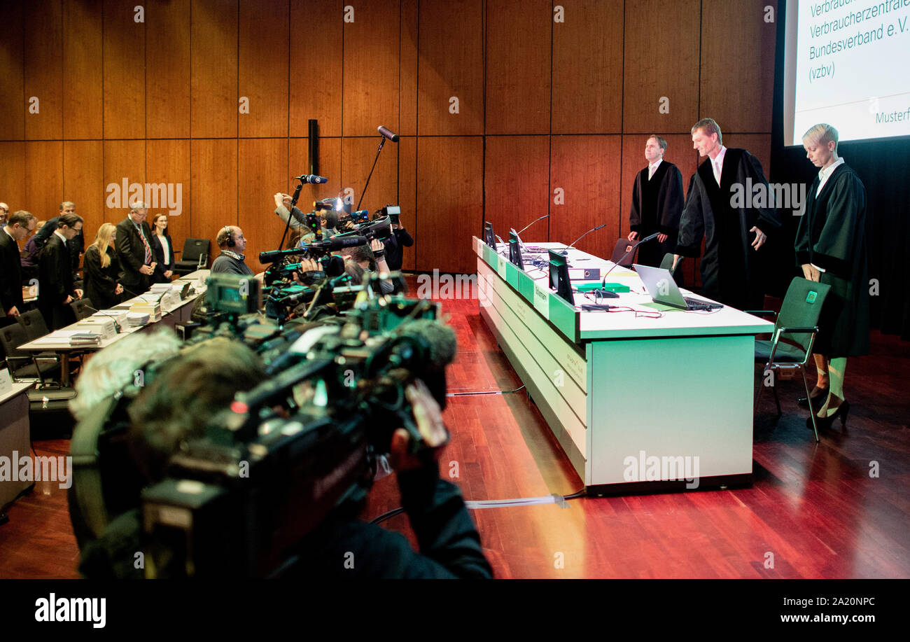 Braunschweig, Deutschland. 30 Sep, 2019. Michael Schulte (L-R), Michael Neef und Melanie Schormann, Richter am Oberlandesgericht (), sind über die mündliche Verhandlung gegen VW in der Stadthalle in Verbindung mit der Aktion zu beginnen für die feststellungsklage des Bundesverbandes der Verbraucherzentralen und Verbraucherverbände (Bundesverband der Verbraucherzentralen und Verbraucherverbände). Gut vier Jahre nach dem diesel Skandal ausbrach, den Prozess zwischen Kläger Kunden und den Volkswagen Konzern begann. Quelle: dpa Picture alliance/Alamy leben Nachrichten Stockfoto