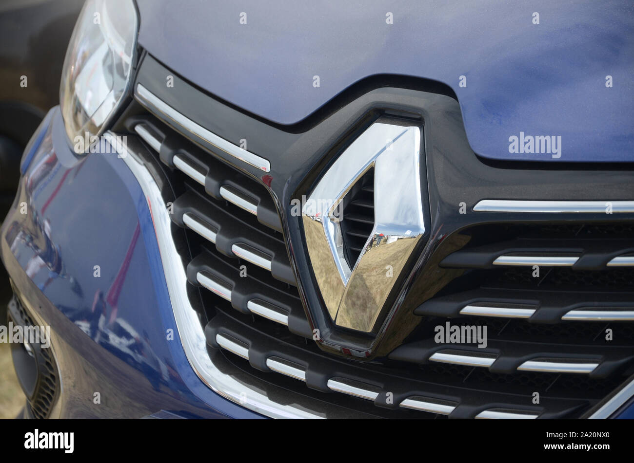 KHARKOV, UKRAINE - 31. AUGUST 2019: Renault Logo hautnah. Renault ist eine französische multinationale Automobilhersteller 1899 gegründet Stockfoto