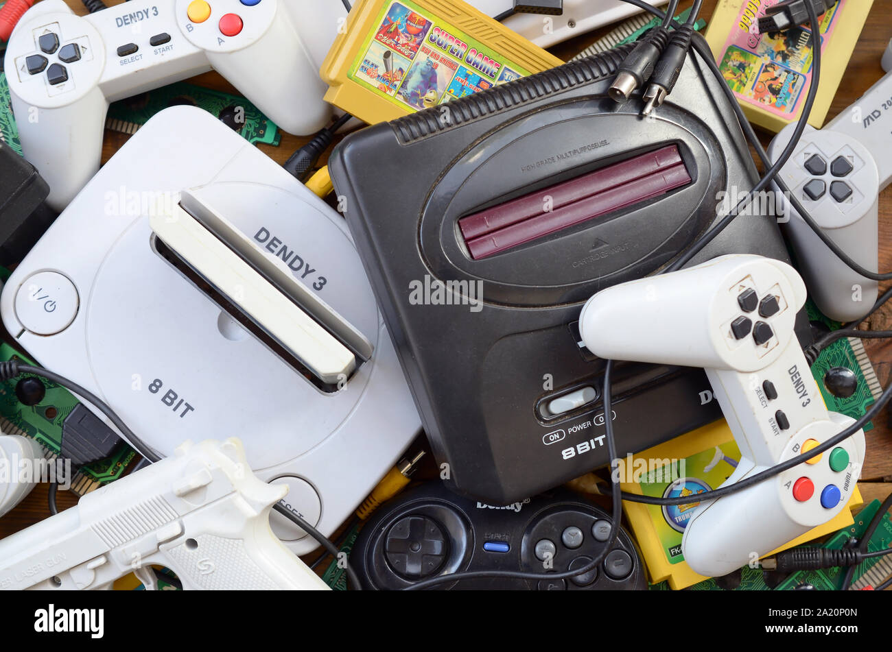 KHARKOV, UKRAINE - September 18, 2019: Stapel der alten 8-Bit Spielekonsolen und viele Spiele-Zubehör wie ein Joysticks und Patronen. Alte Schule r Stockfoto