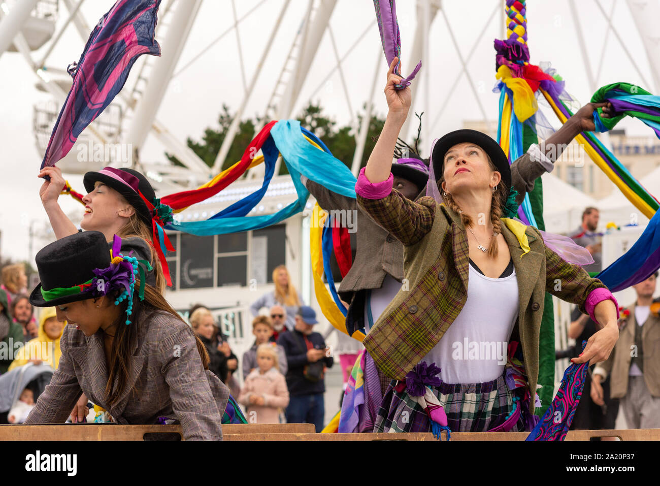 Volkstanz Remixed durchführen an den Kunst am Meer Festival, Bournemouth, Dorset, UK, September 2019. Stockfoto