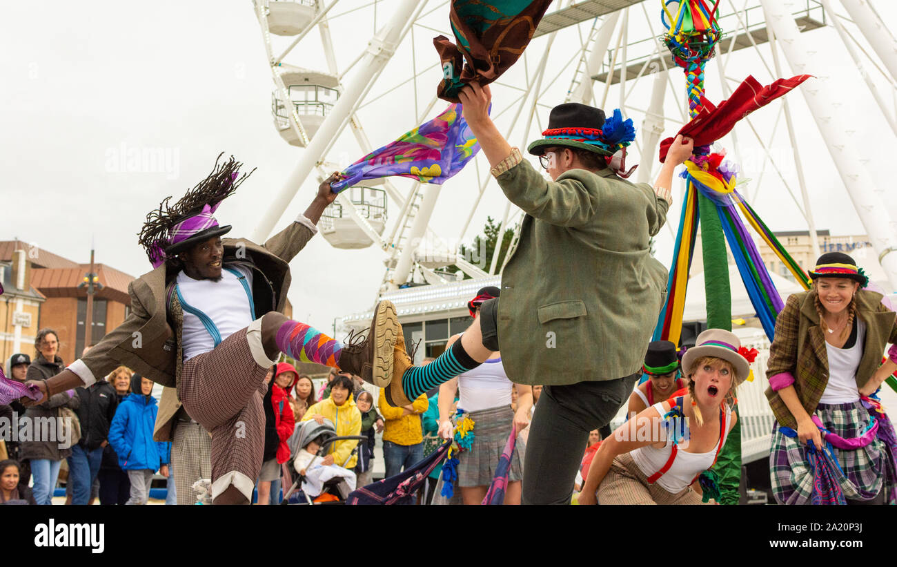 Volkstanz Remixed durchführen an den Kunst am Meer Festival, Bournemouth, Dorset, UK, September 2019. Stockfoto