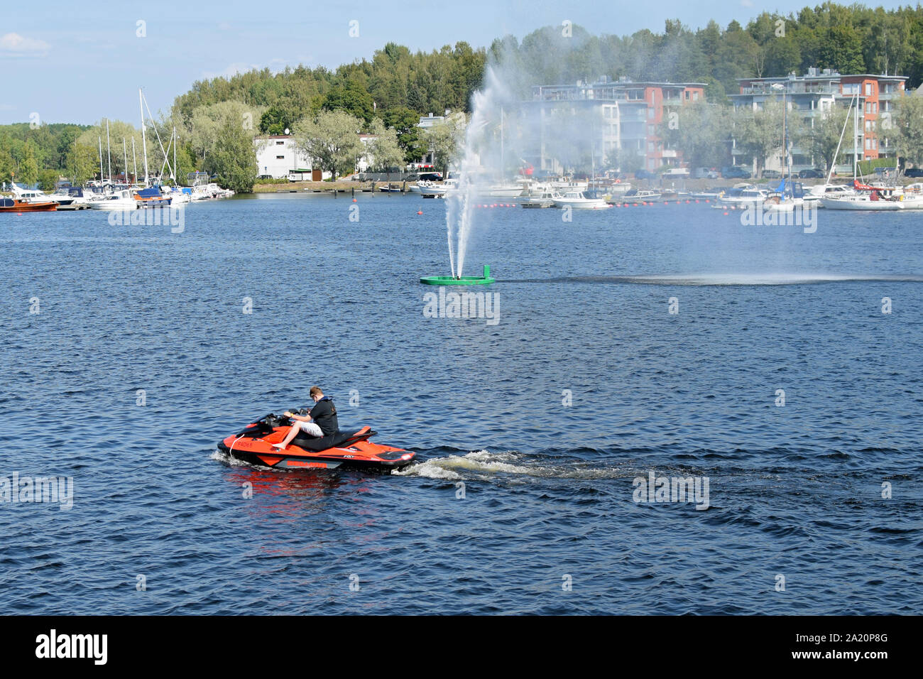 Lappeenranta, Finnland - 27. Juli 2019: Mann verlassen Lappeenranta Hafen mit Wasser Scooter. Stockfoto