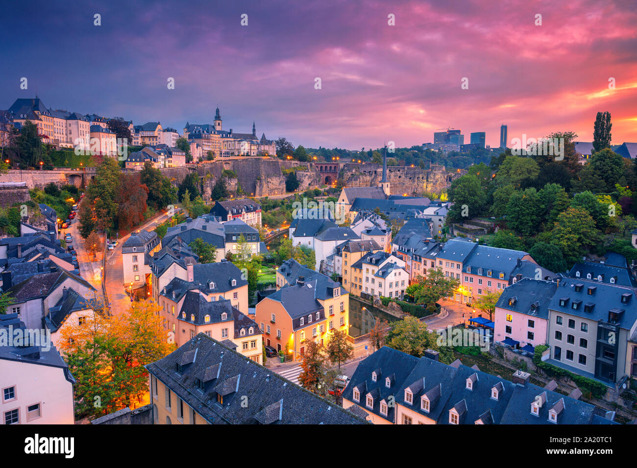 Die Stadt Luxemburg, Luxemburg. Antenne Stadtbild Bild der Altstadt Luxemburg Skyline der Stadt während der schönen Sonnenaufgang. Stockfoto