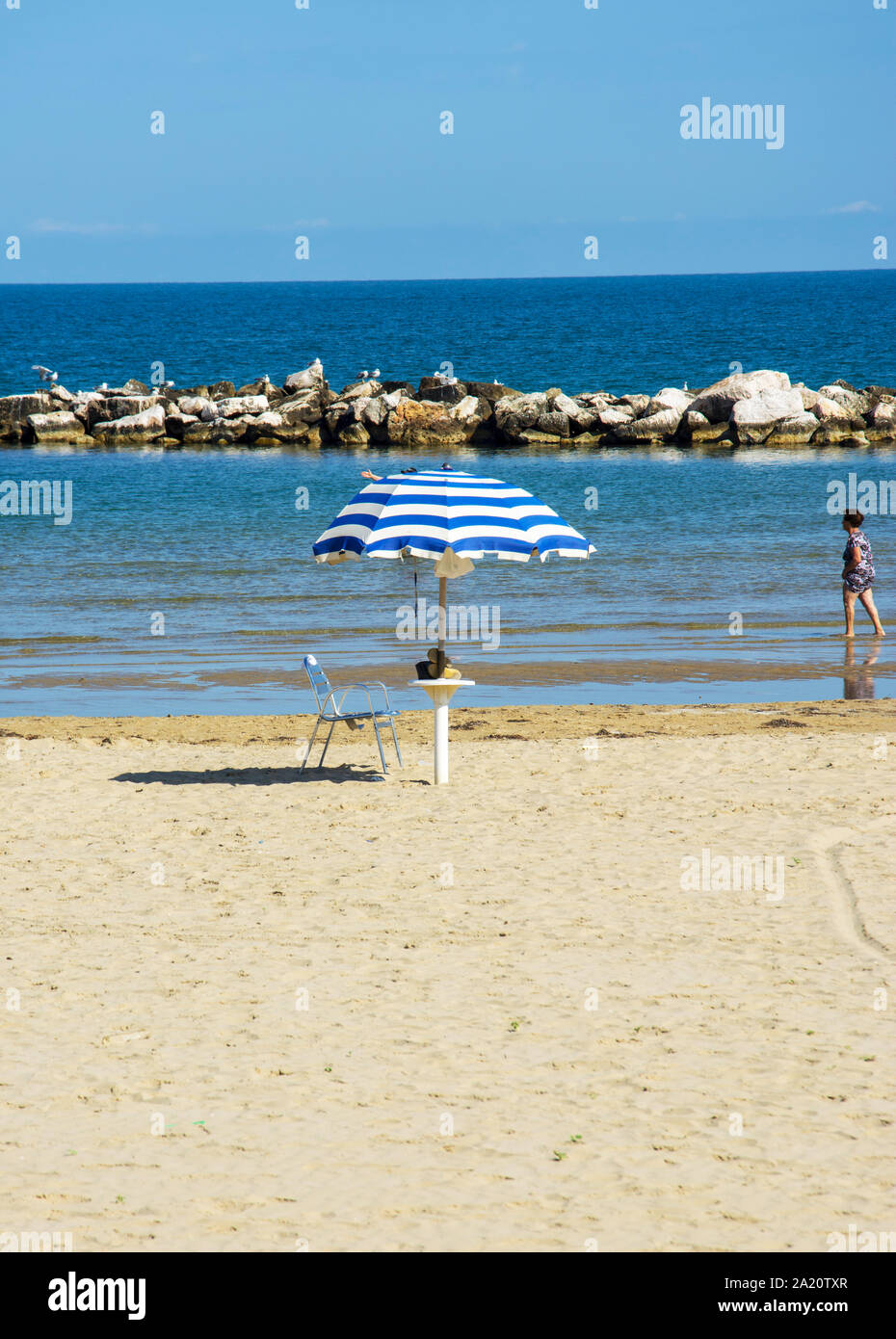 Regenschirm in der Adria Strand Stockfoto