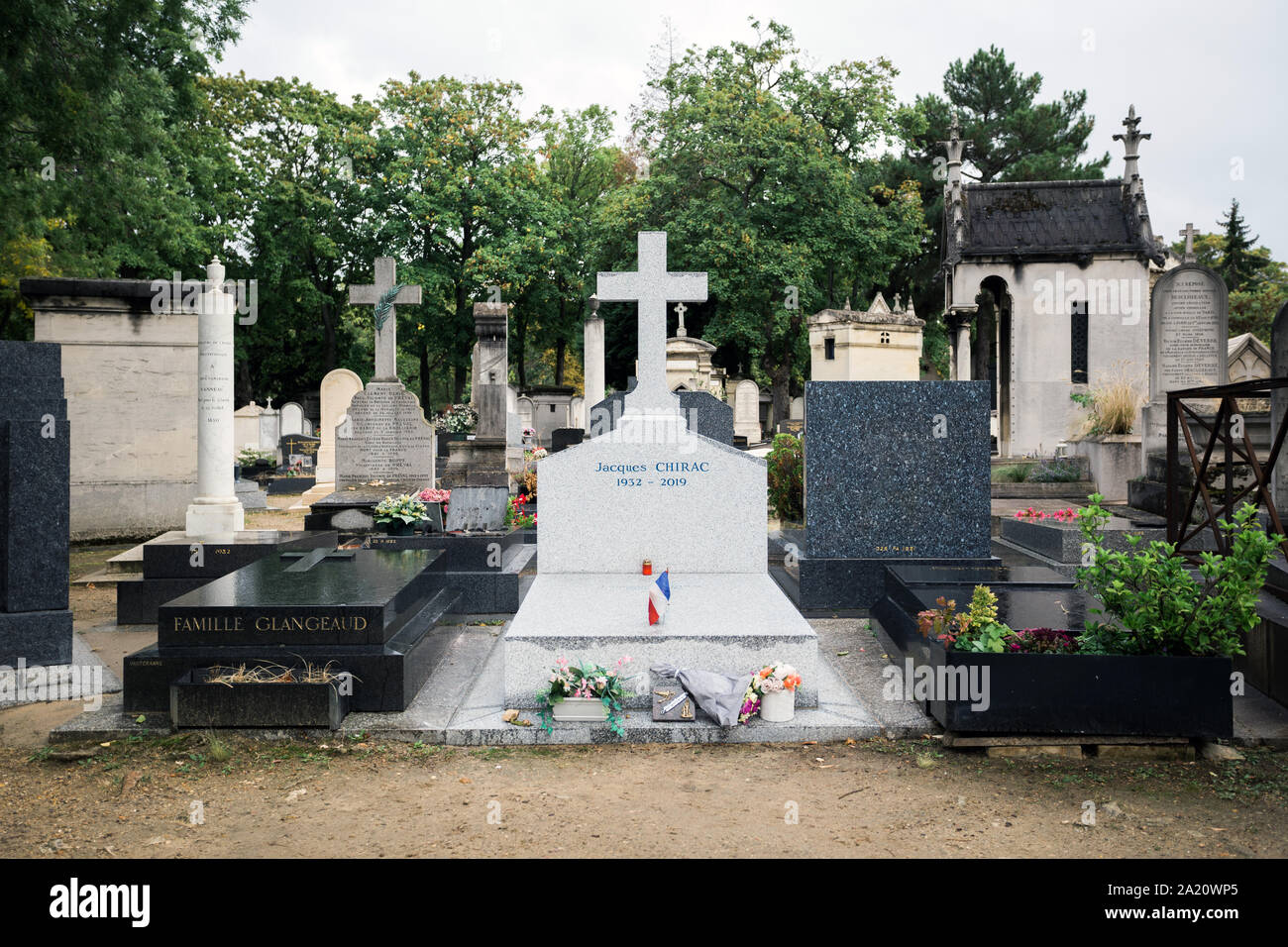 Der Grabstein, wo der ehemalige französische Präsident Jacques Chirac wird neben seiner Tochter Laurence auf dem Friedhof Montparnasse in Paris am 30. September 2019 bestattet werden, nach seiner Beerdigung. Jacques Chirac starb am 26. September im Alter von 86 Jahren nach einer langen Schlacht mit verschlechternde Gesundheit, woraufhin Tribute aus dem gesamten politischen Spektrum für ein charismatischer Staatsmann, berühmt sagte, "Non" zum Irak-krieg 2003. Die mitte-rechts-Chirac, anerkannt auch von Gegnern als canny politischen Kämpfer, stieg zum Vorsprung als Bürgermeister von Paris, bevor er Premierminister und dann als Staatsoberhaupt von der Umhüllung Stockfoto